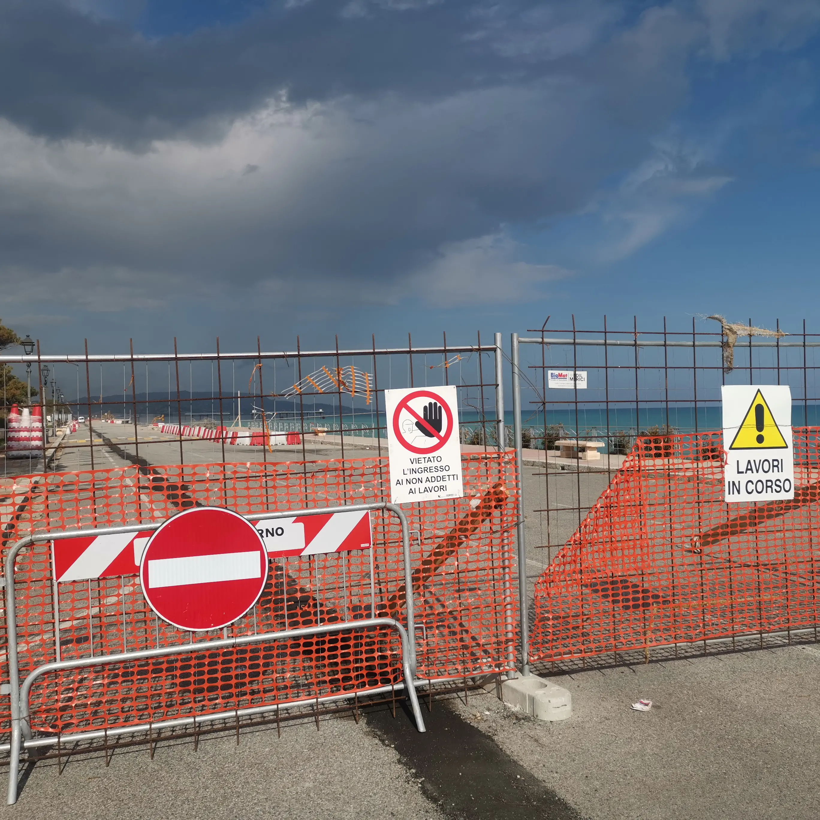 Siderno, lavori sul Lungomare delle Palme: interventi temporanei per garantire sicurezza e fruizione in vista dell’estate\n