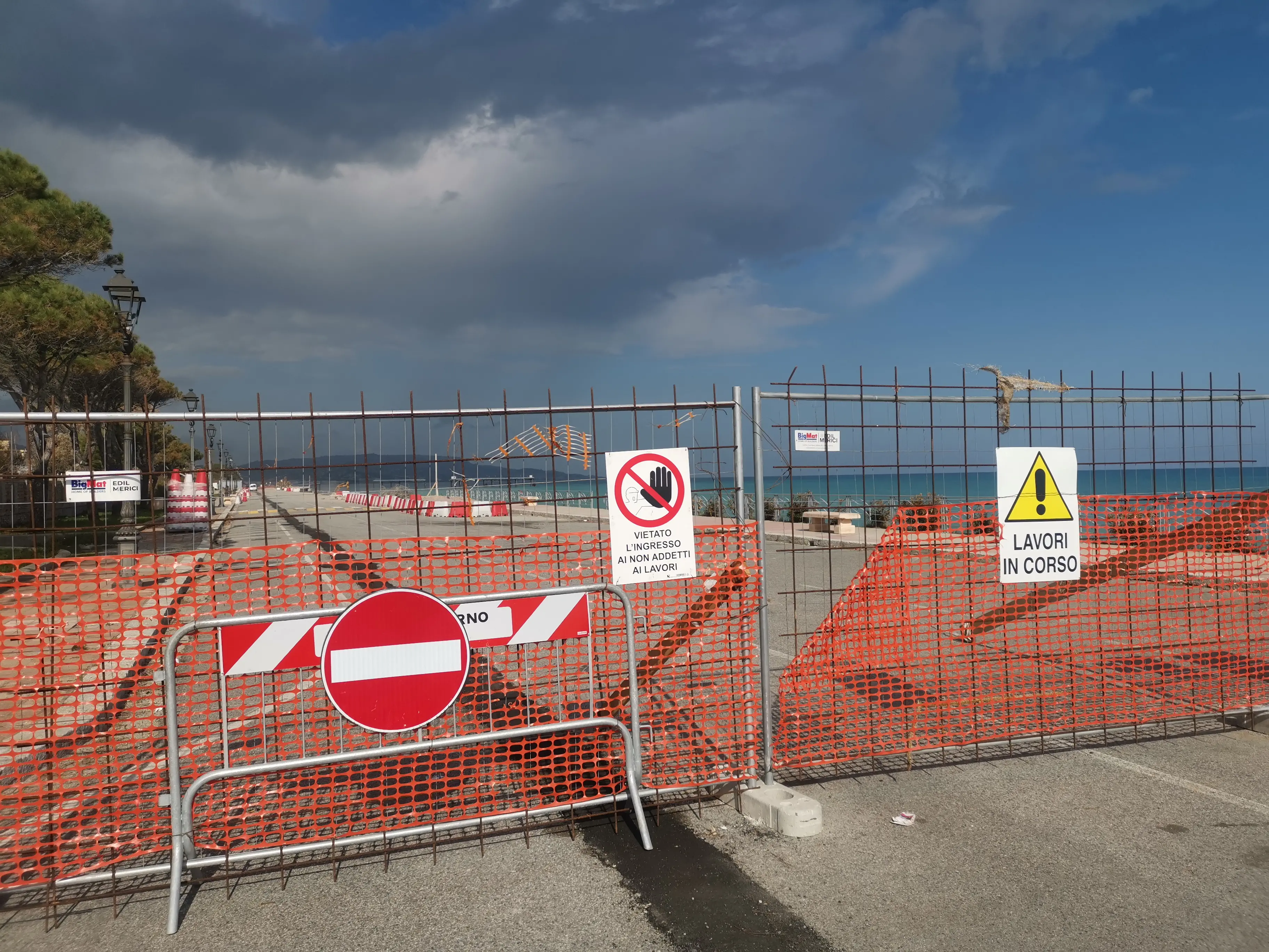 Siderno, lavori sul Lungomare delle Palme: interventi temporanei per garantire sicurezza e fruizione in vista dell’estate\n