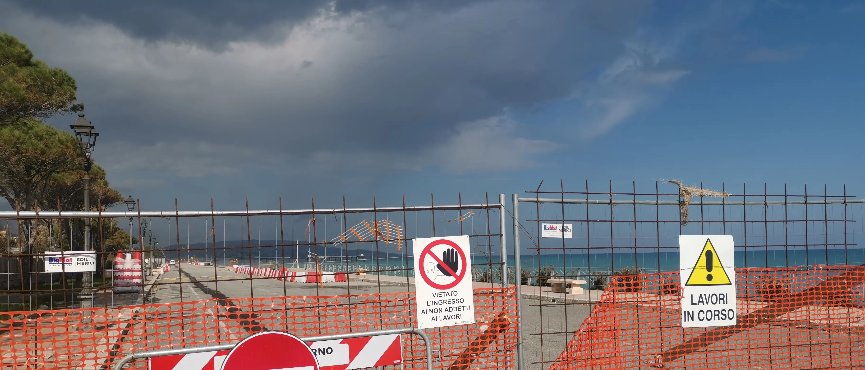 Siderno, lavori sul Lungomare delle Palme: interventi temporanei per garantire sicurezza e fruizione in vista dell’estate\n