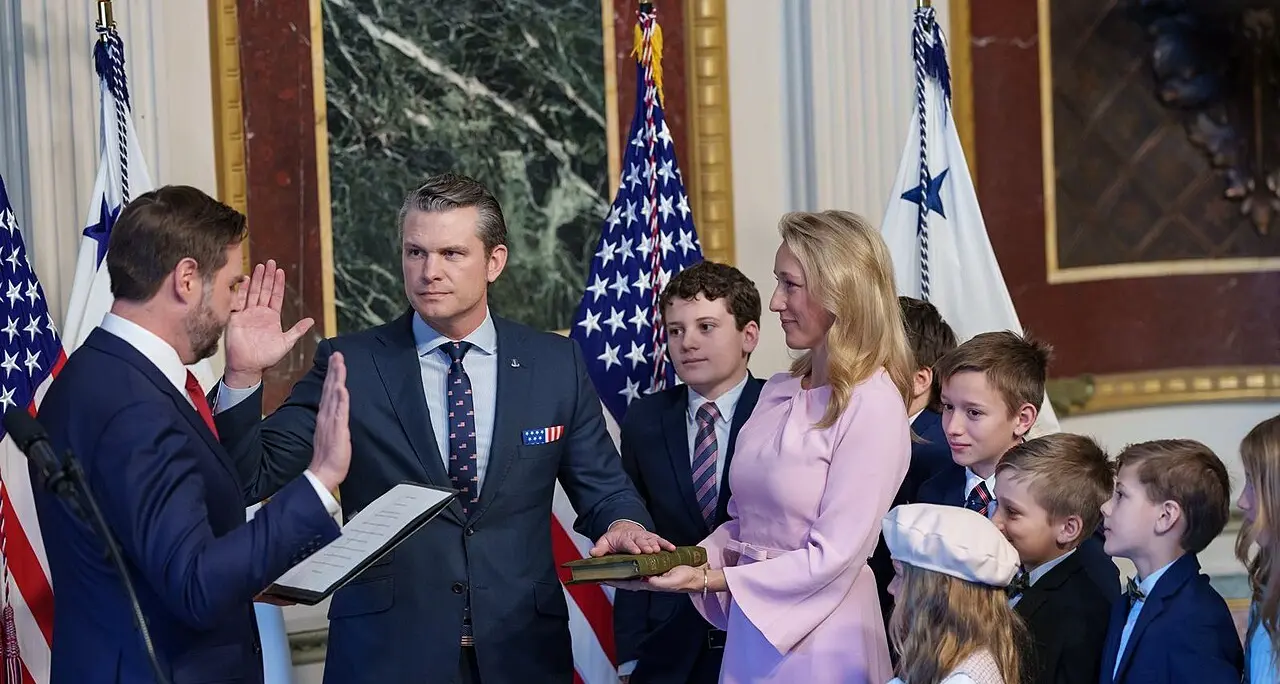 Hegseth, il segretario “Uccidete tutti” tra salmi e linguaggio militare: chi è il ministro della Guerra di Trump\n