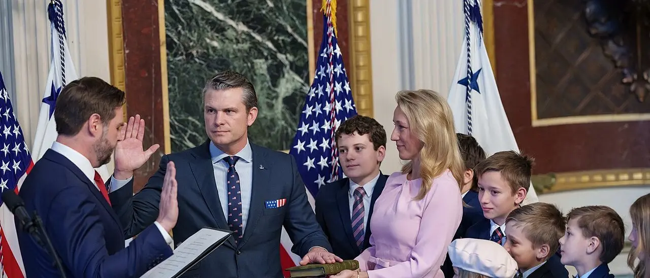 Hegseth, il segretario “Uccidete tutti” tra salmi e linguaggio militare: chi è il ministro della Guerra di Trump\n