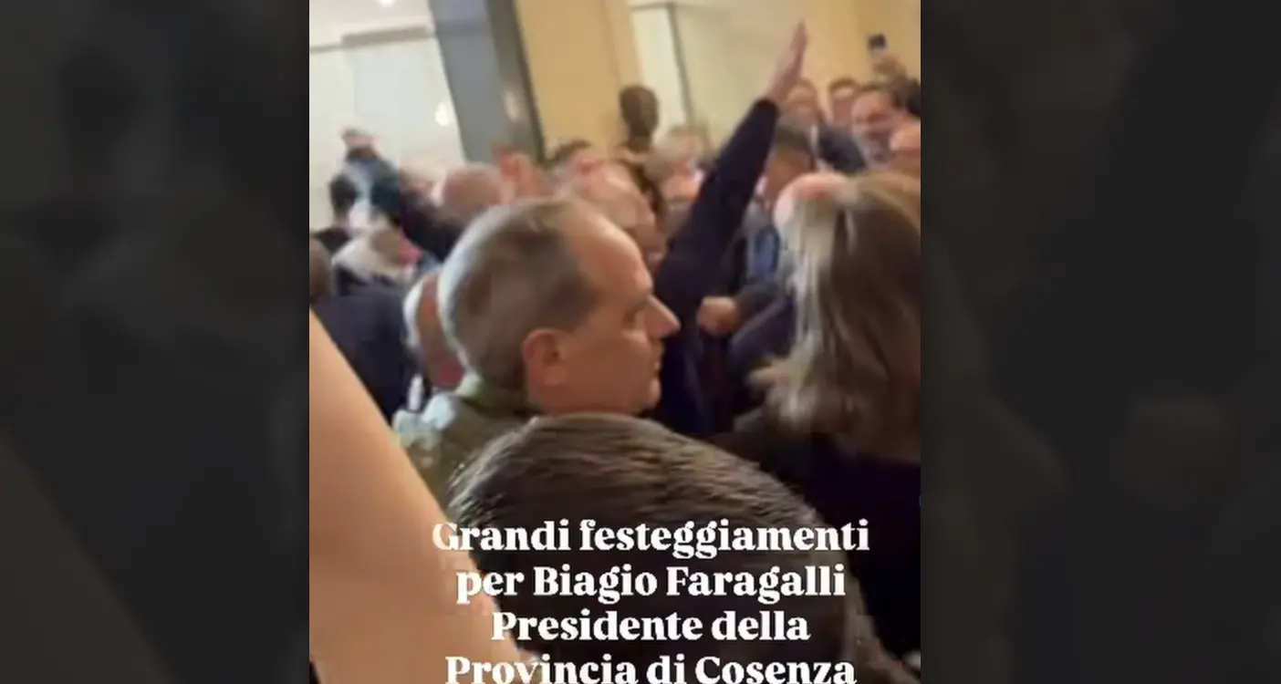 Saluto romano durante i festeggiamenti per Faragalli: Sinistra Italiana chiede una condanna netta\n