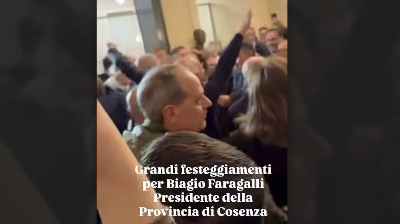 Saluto romano durante i festeggiamenti per Faragalli: Sinistra Italiana chiede una condanna netta\n