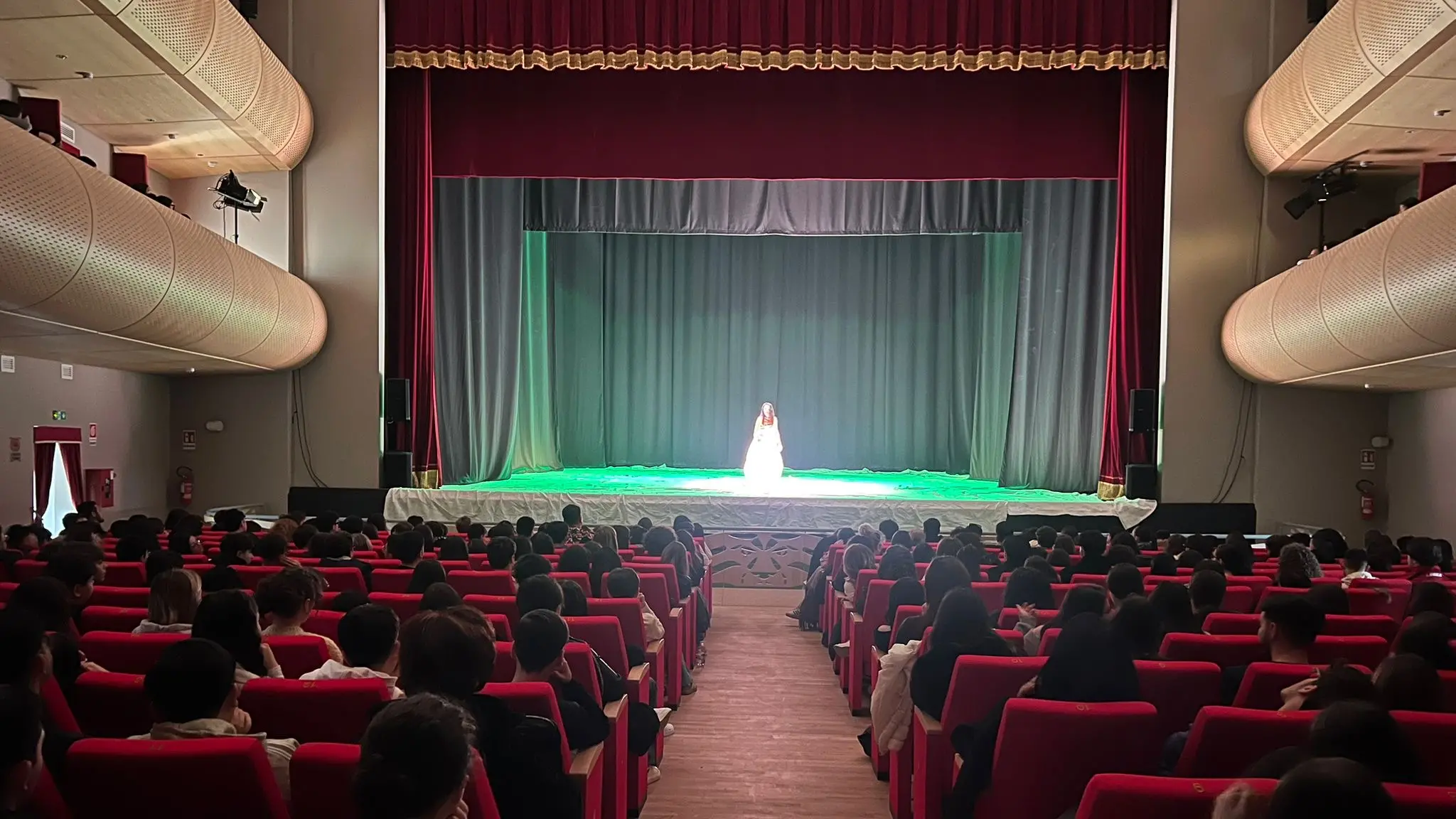 <p>Uno degli eventi dedicati alle scuole al Teatro comunale di Vibo</p>\\n