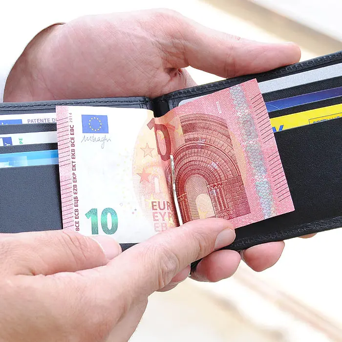 <p>In Calabria chi guadagna troppo e chi troppo poco, così la politica è sempre più lontana dalla gente</p>