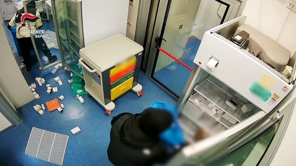 <p>Furti milionari di farmaci tumorali e salvavita in Calabria, a Napoli la base operativa della gang: <span style=\"color:hsl(0, 75%, 60%);\">l’inchiesta </span>campana</p>