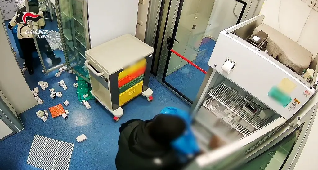 Furti milionari di farmaci tumorali e salvavita in Calabria, a Napoli la base operativa della gang: l’inchiesta campana