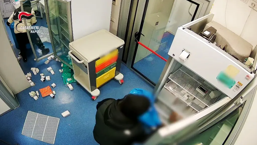 Furti milionari di farmaci tumorali e salvavita in Calabria, a Napoli la base operativa della gang: l’inchiesta campana