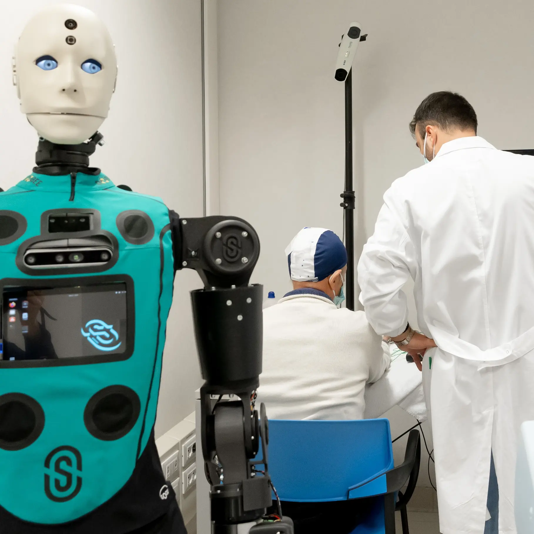 Robot umanoidi in corsia all’Annunziata di Cosenza: arrivano gli assistenti per l’igiene dei pazienti\n