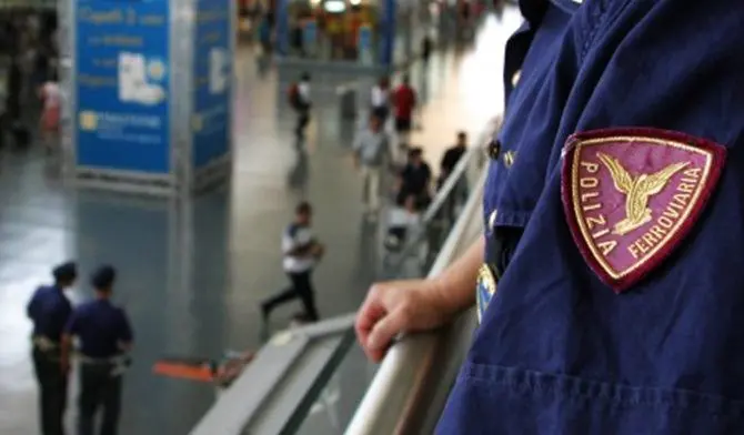 Controlli straordinari nelle stazioni calabresi: operazione della Polfer per la sicurezza dei viaggiatori\n