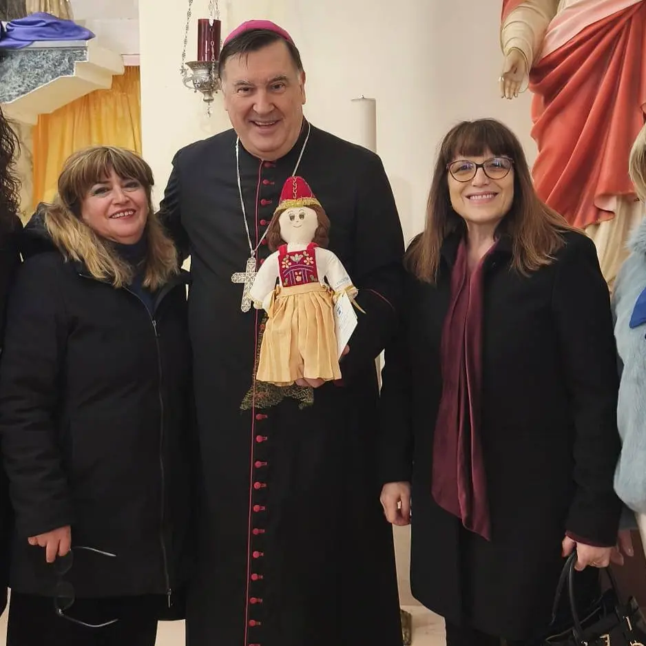 Caraffa, il cuore arbëreshë batte per l'Unicef: donata al vescovo Claudio Maniago una Pigotta con il costume del borgo di origine albanese\n