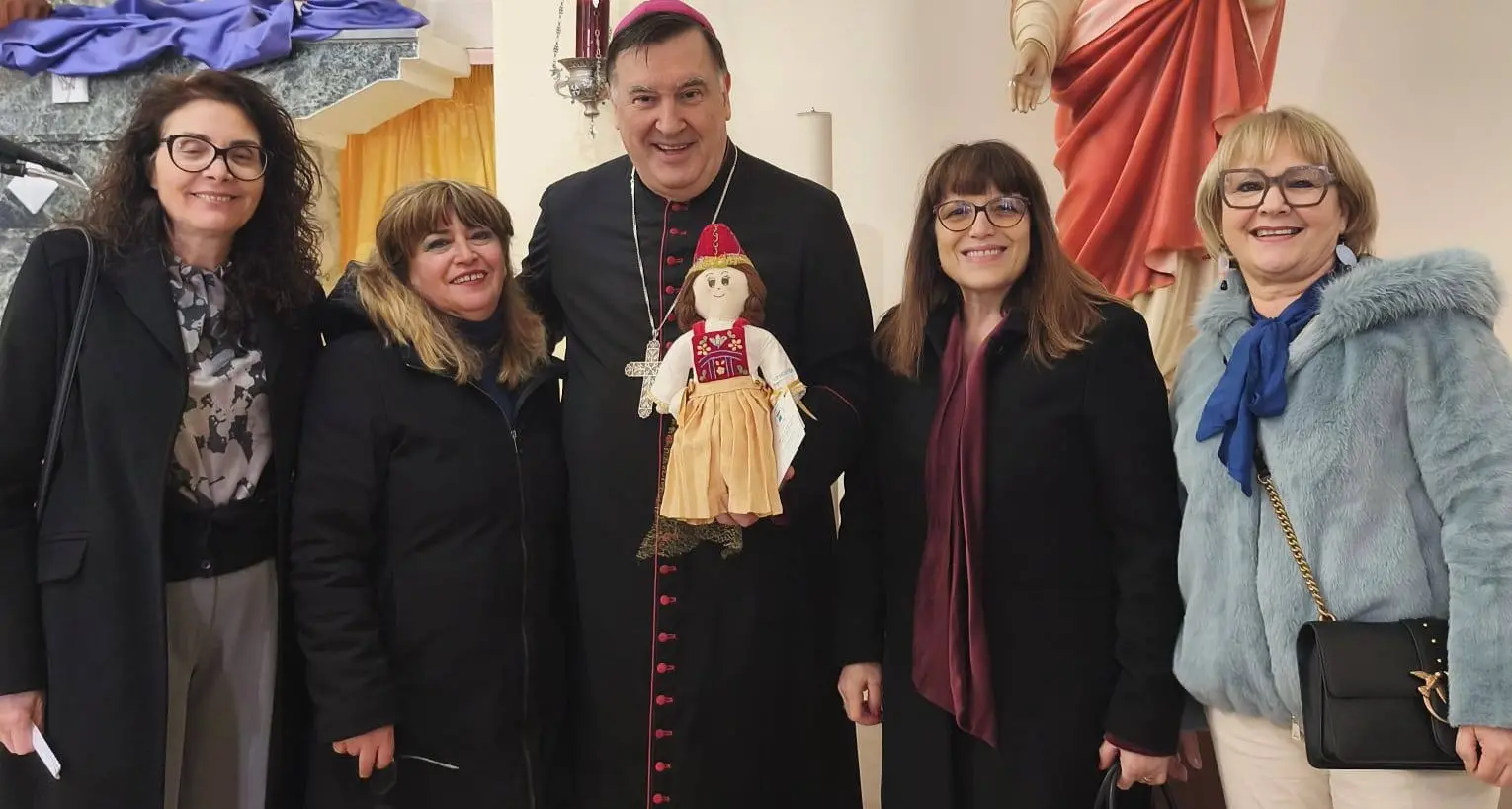 Caraffa, il cuore arbëreshë batte per l'Unicef: donata al vescovo Claudio Maniago una Pigotta con il costume del borgo di origine albanese\n