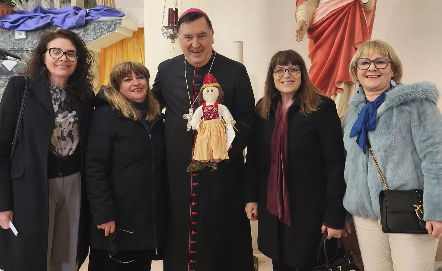 Caraffa, il cuore arbëreshë batte per l'Unicef: donata al vescovo Claudio Maniago una Pigotta con il costume del borgo di origine albanese\n