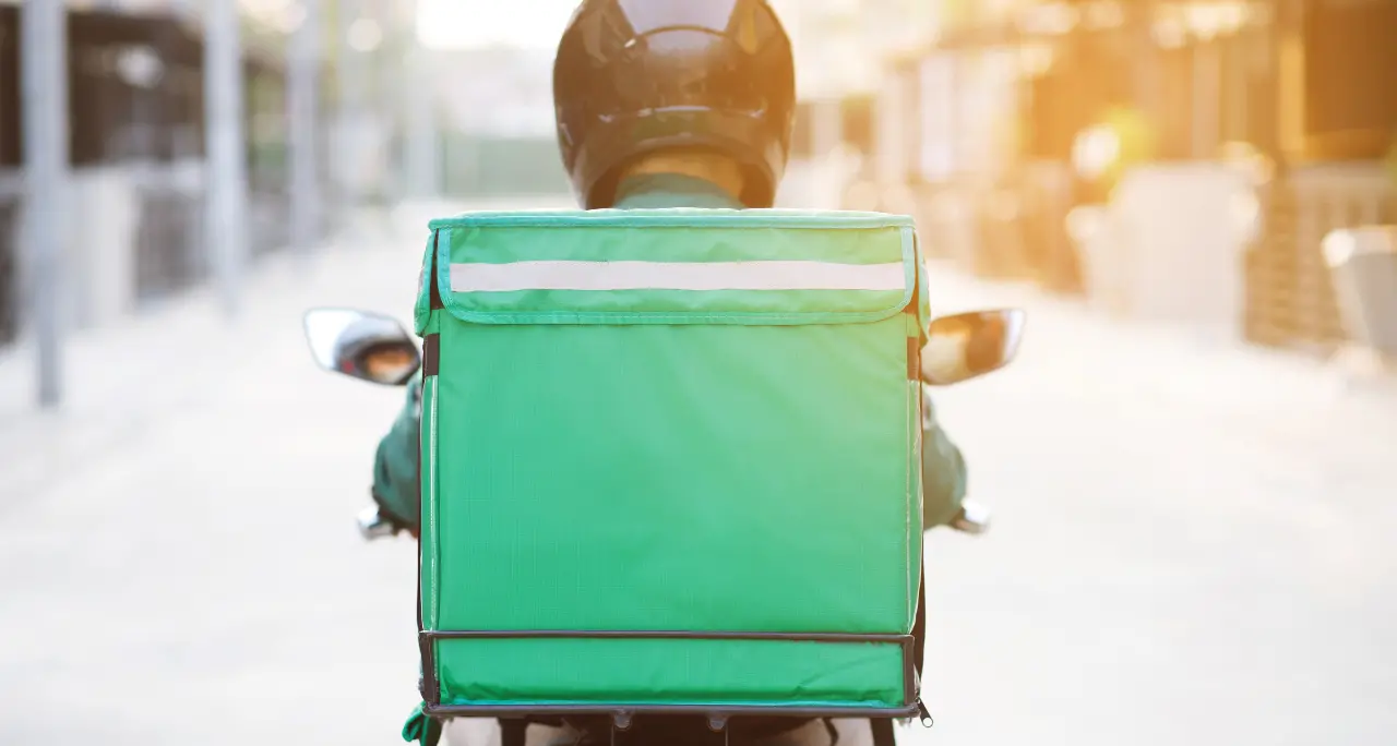 Mobilitazione nazionale dei rider di Glovo e Deliveroo: sabato tutti in piazza contro lo sfruttamento\n
