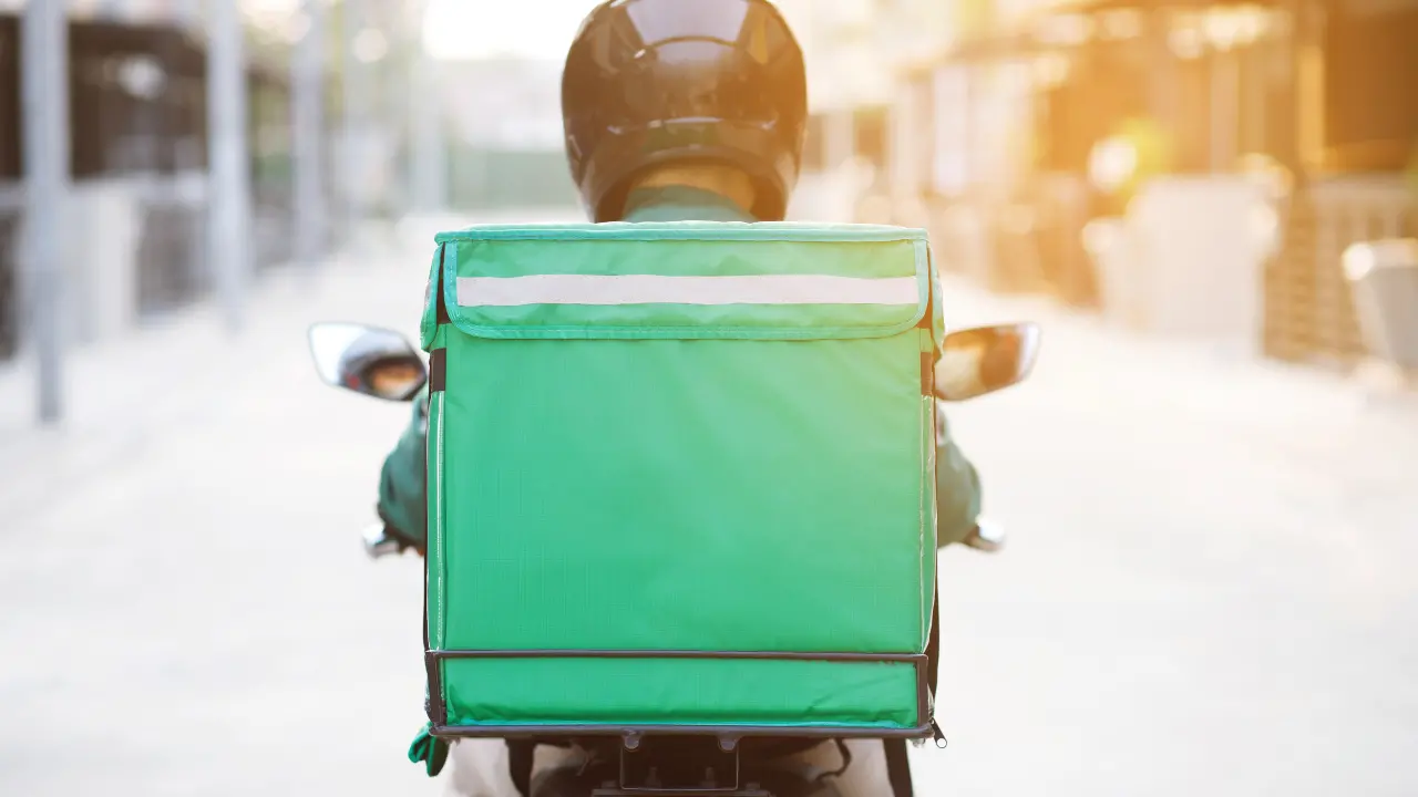 Mobilitazione nazionale dei rider di Glovo e Deliveroo: sabato tutti in piazza contro lo sfruttamento\n