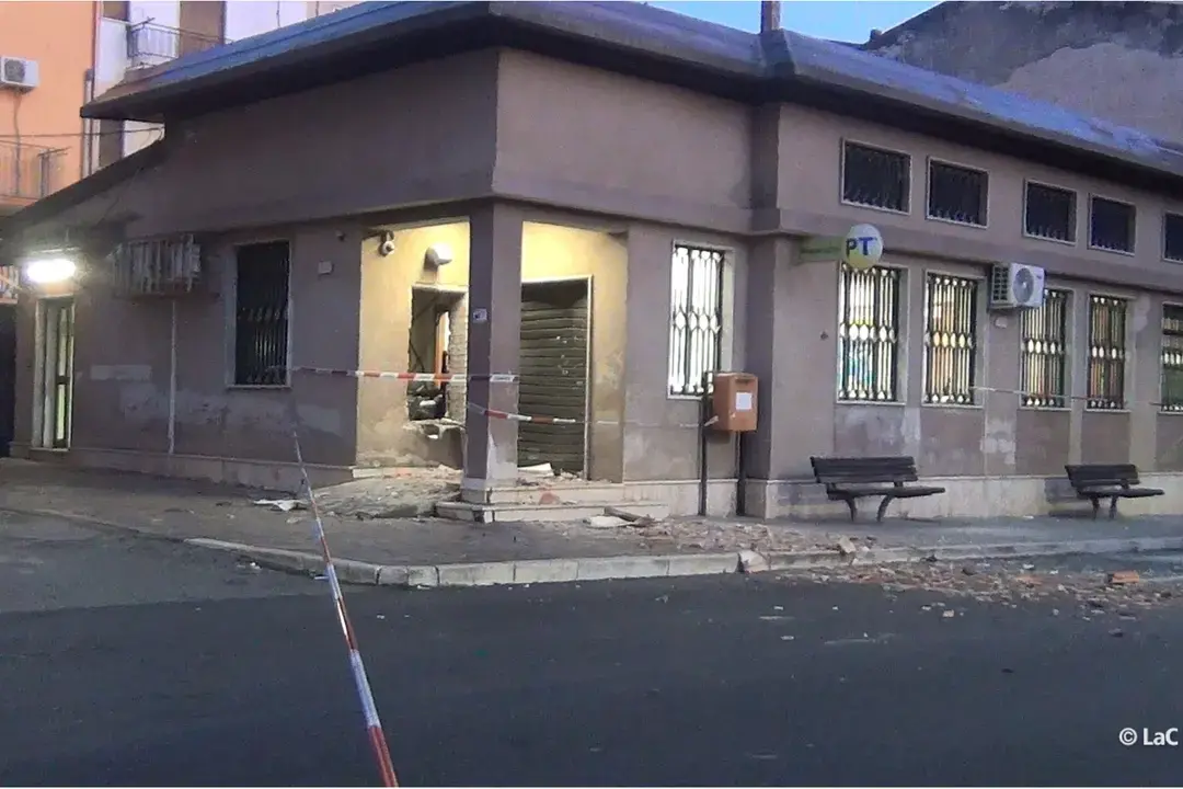 Cassano All’Ionio, ufficio postale distrutto da un’esplosione: parte il percorso per la riapertura\n