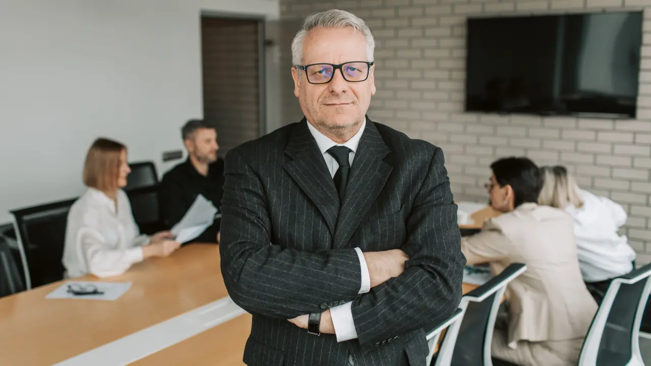 Imprenditori sempre più anziani in Italia: 1 su 5 supera i 65 anni. La Calabria tra le regioni più giovani\n