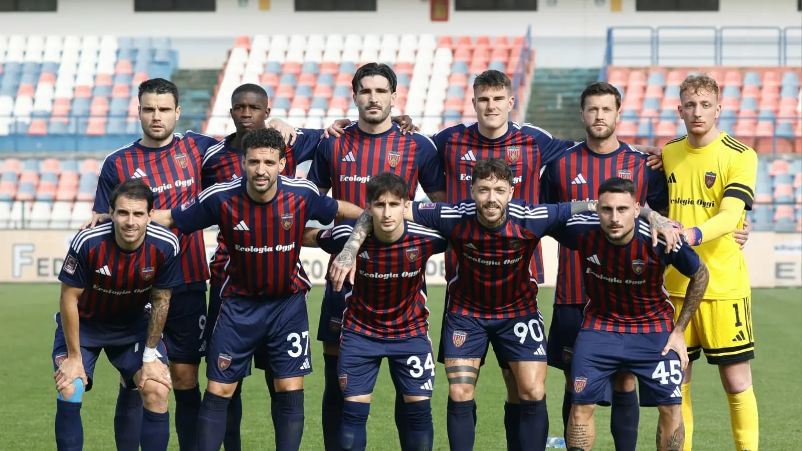 L\\'undici iniziale del Cosenza calcio contro il Team Altamura (foto Francesco Farina / IPA)