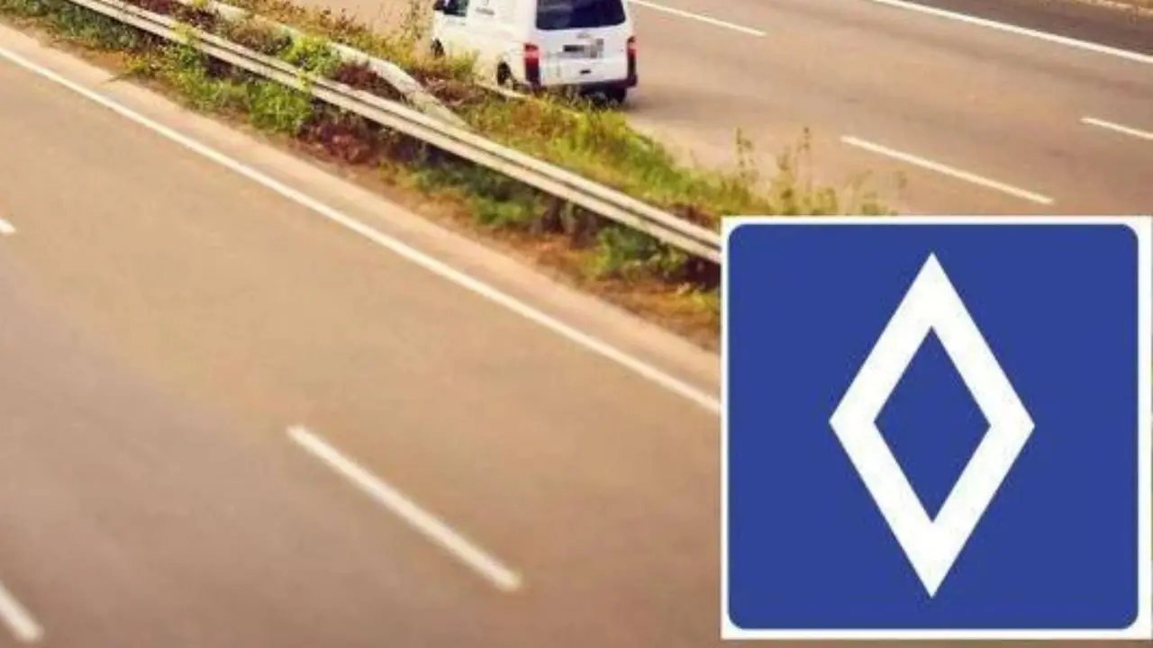 Rombo bianco su sfondo blu, ecco il significato del nuovo segnale stradale che potrebbe arrivare in Italia\n