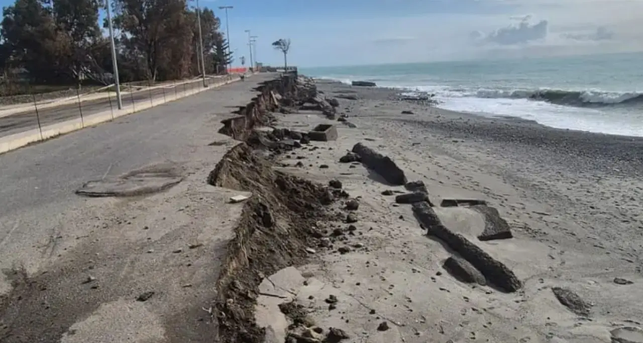 <p>Dopo il ciclone Melito<span style=\"color:hsl(0, 75%, 60%);\"> prova a rialzarsi</span>, il sindaco: «Servono risorse e meno burocrazia per ripartire»</p>