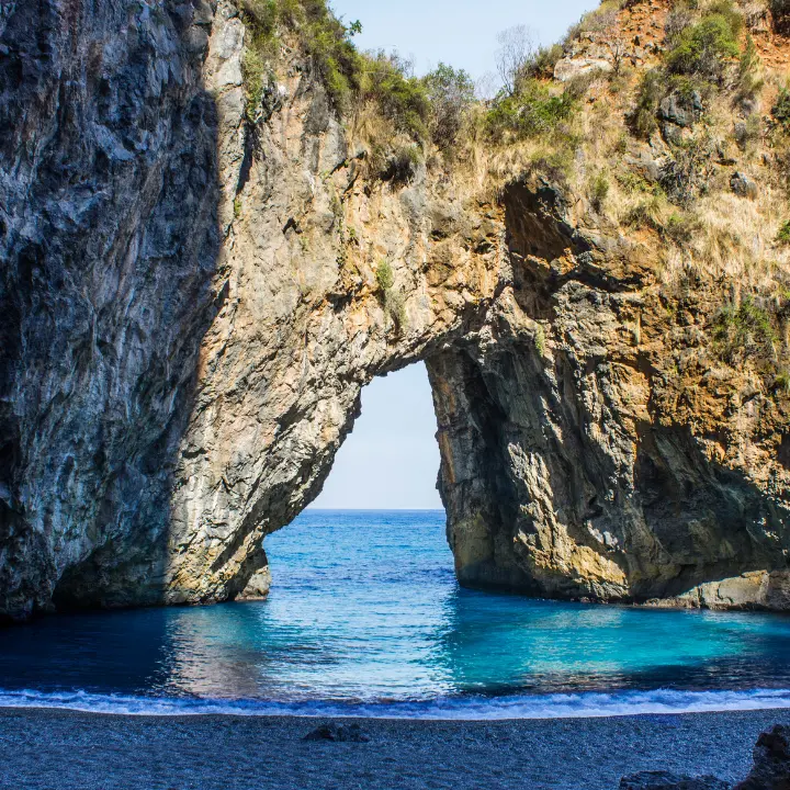 San Nicola Arcella in gara per “Il Borgo dei borghi”: storia e bellezze della perla della Riviera dei Cedri\n