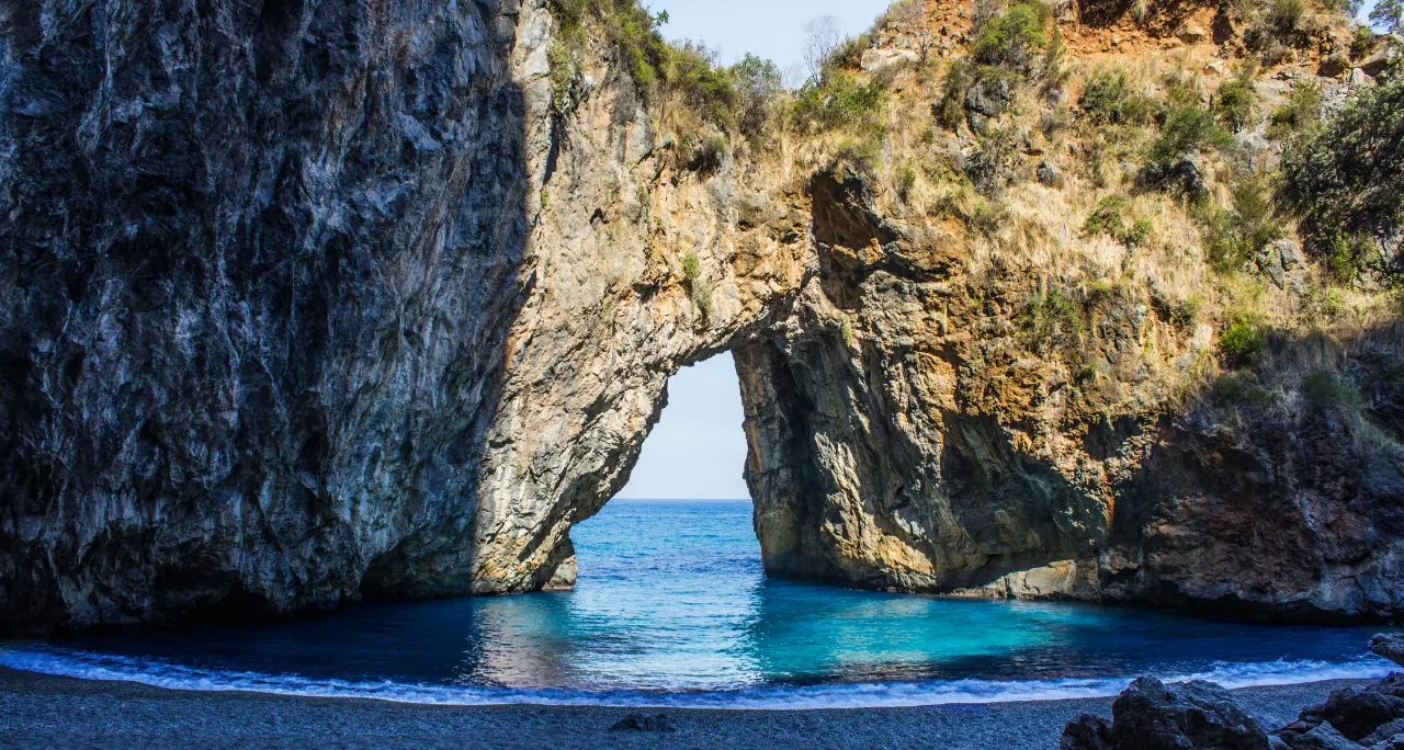 San Nicola Arcella in gara per “Il Borgo dei borghi”: storia e bellezze della perla della Riviera dei Cedri\n