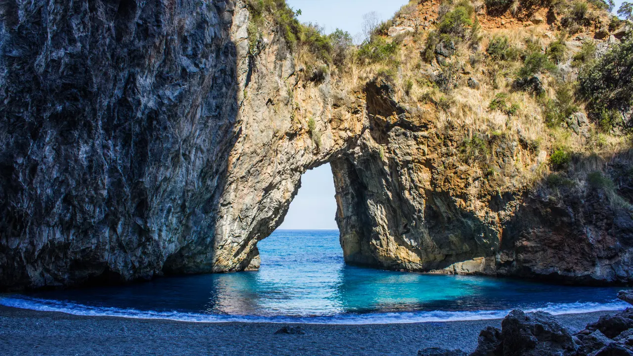San Nicola Arcella in gara per “Il Borgo dei borghi”: storia e bellezze della perla della Riviera dei Cedri\n
