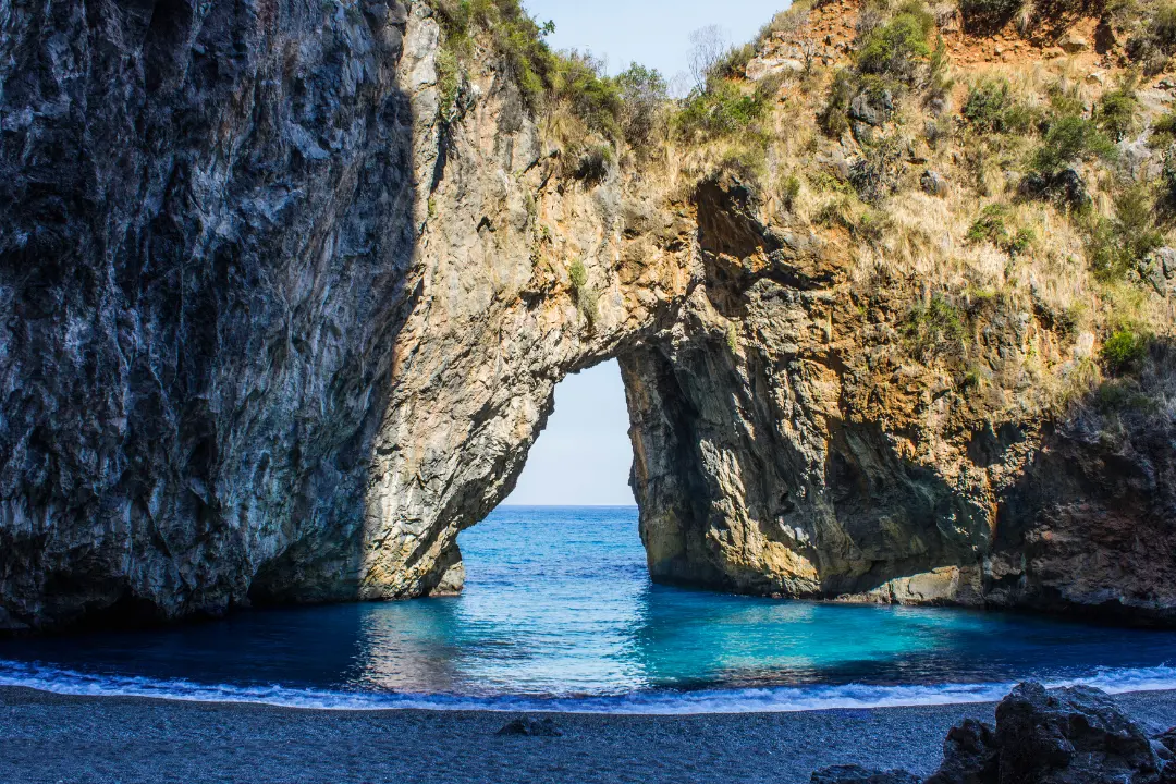 San Nicola Arcella in gara per “Il Borgo dei borghi”: storia e bellezze della perla della Riviera dei Cedri\n