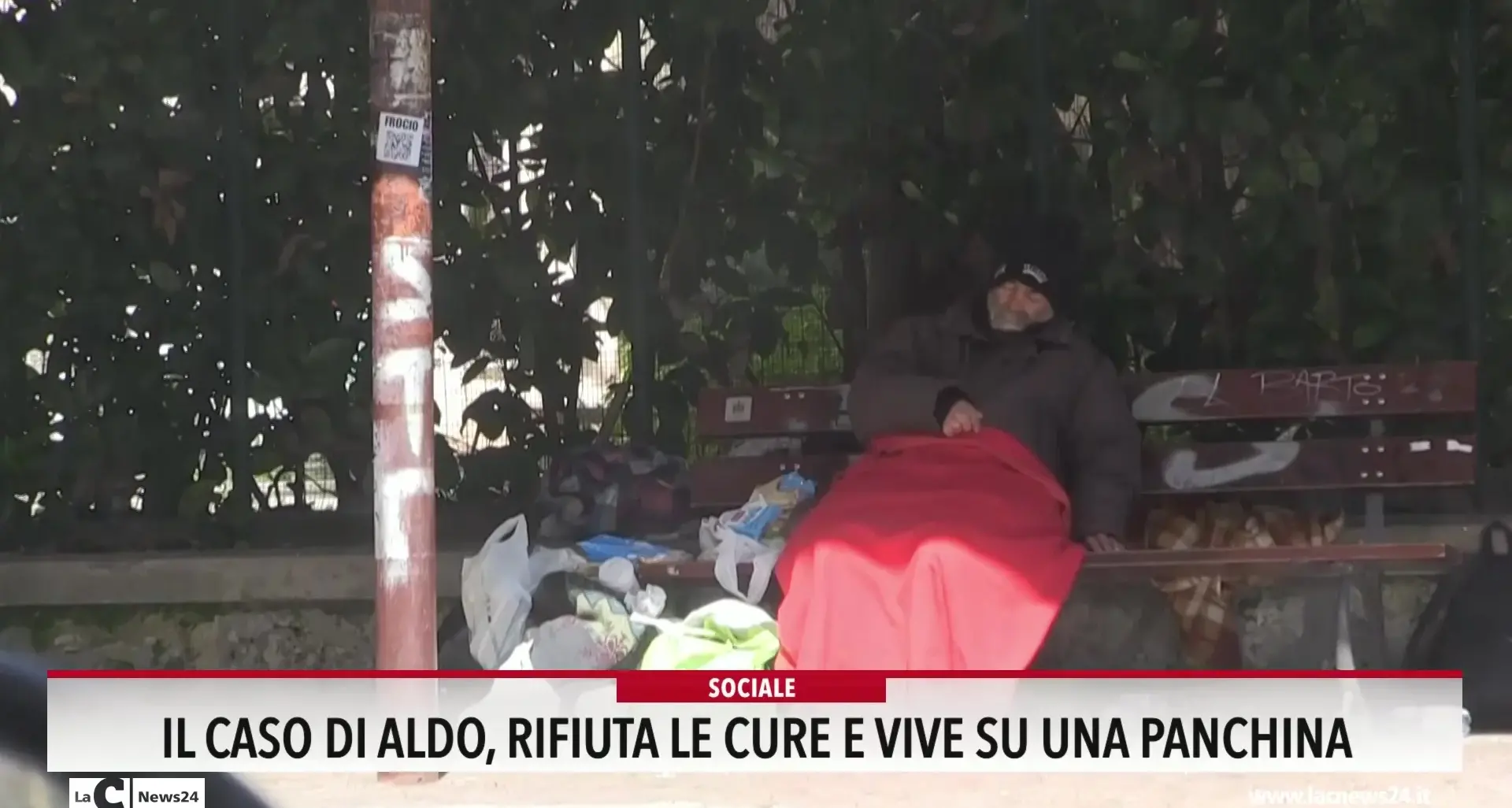 Il caso di Aldo, rifiuta le cure e vive su una panchina