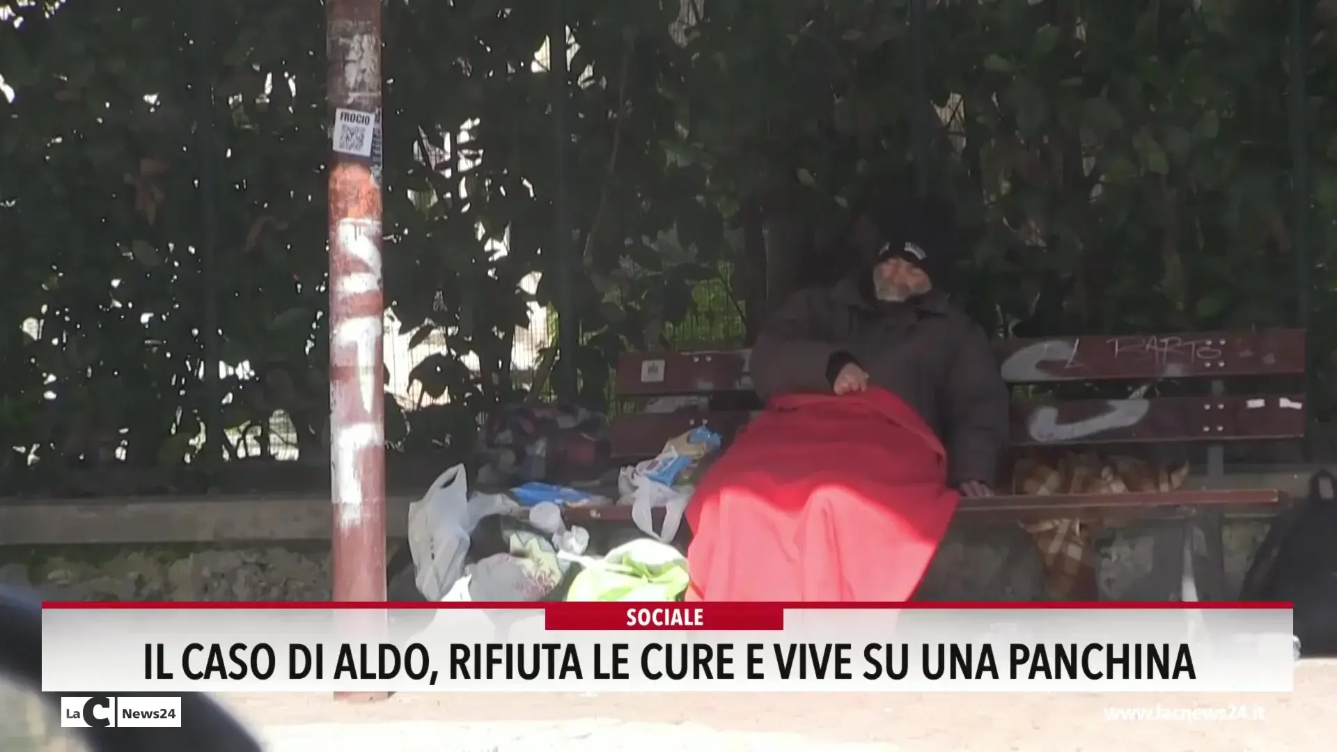Il caso di Aldo, rifiuta le cure e vive su una panchina