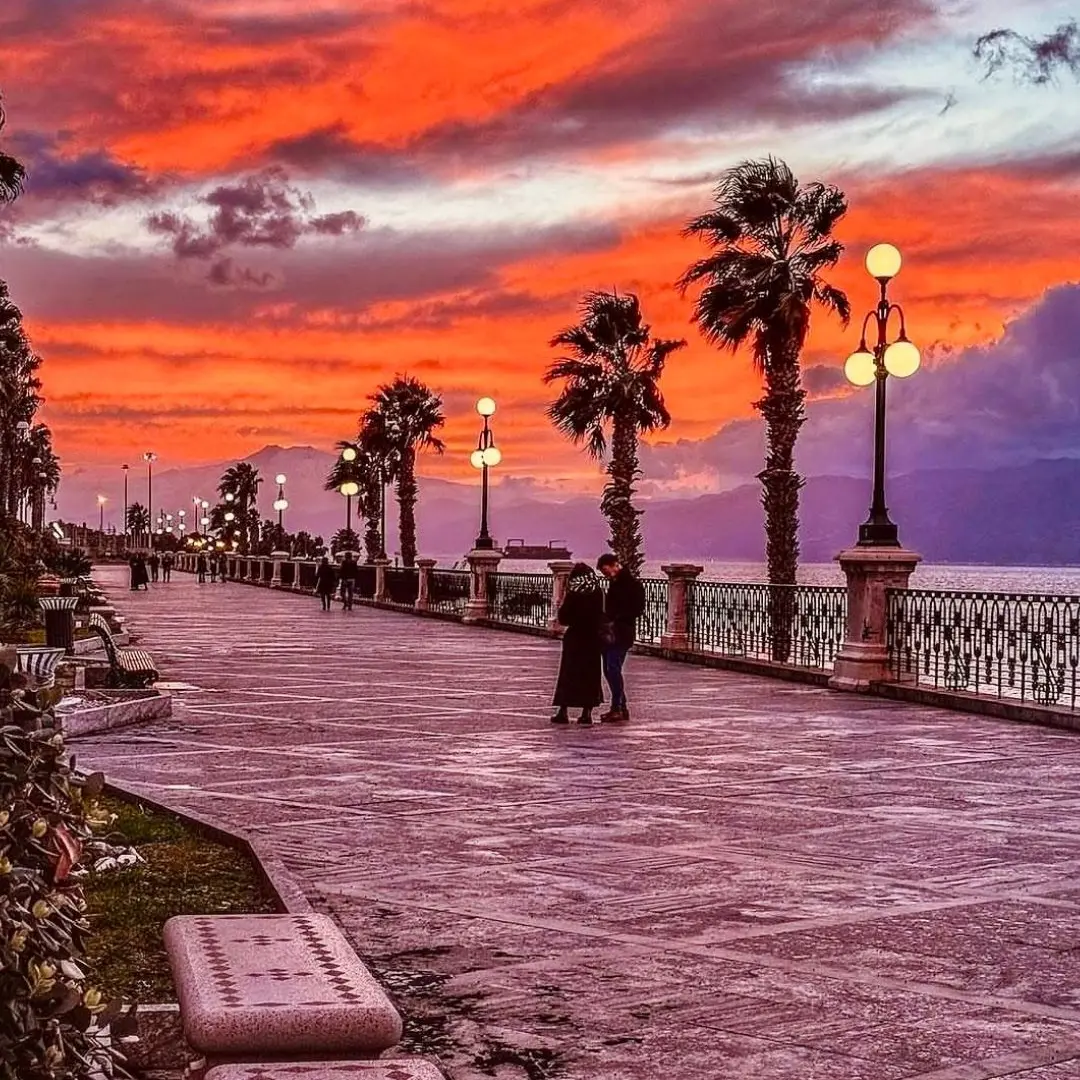 Sussurri al tramonto sul lungomare\n