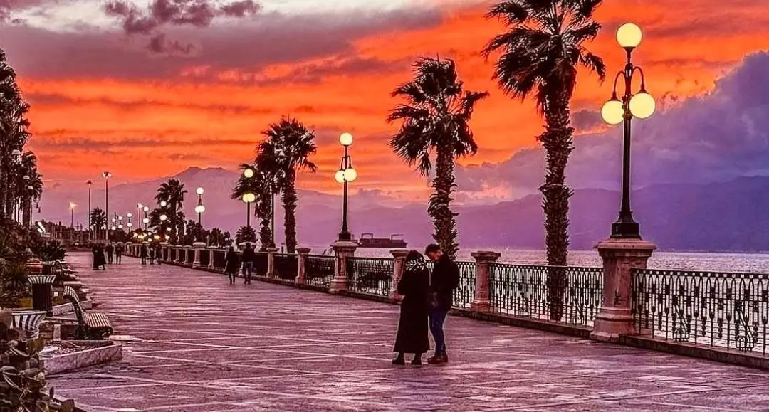 Sussurri al tramonto sul lungomare\n