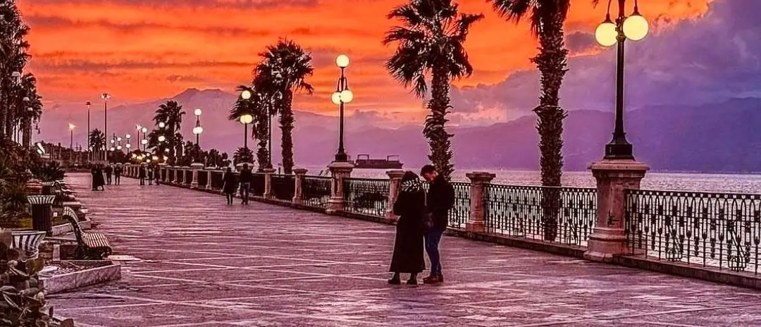 Sussurri al tramonto sul lungomare\n