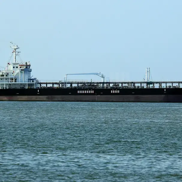 Petrolio oltre la soglia dei 100 dollari,\u00A0gli USA sospendono per un mese le sanzioni sul greggio russo\n