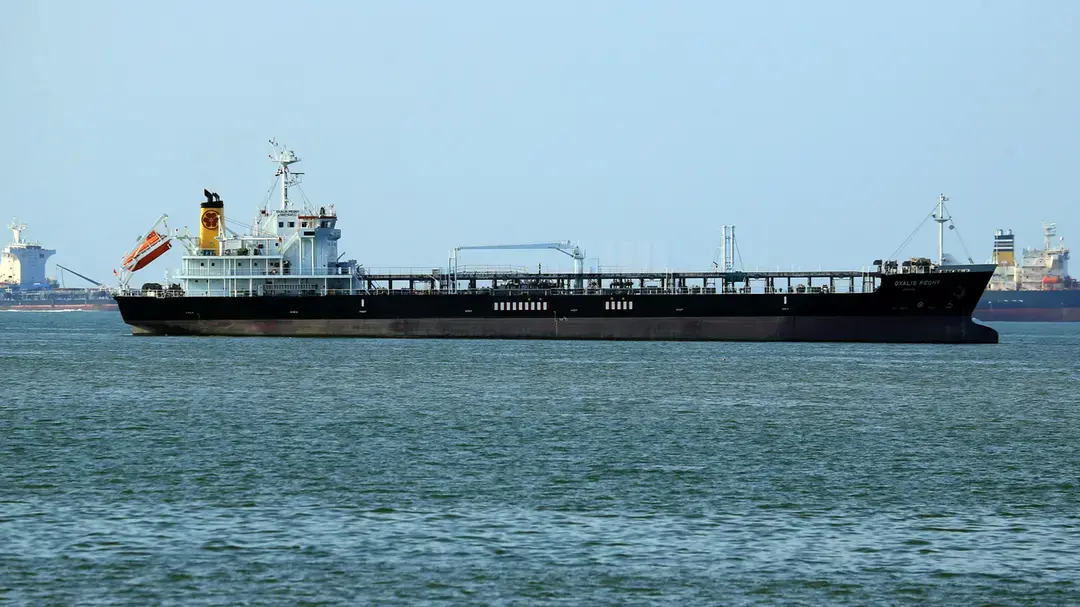 Petrolio oltre la soglia dei 100 dollari,\u00A0gli USA sospendono per un mese le sanzioni sul greggio russo\n