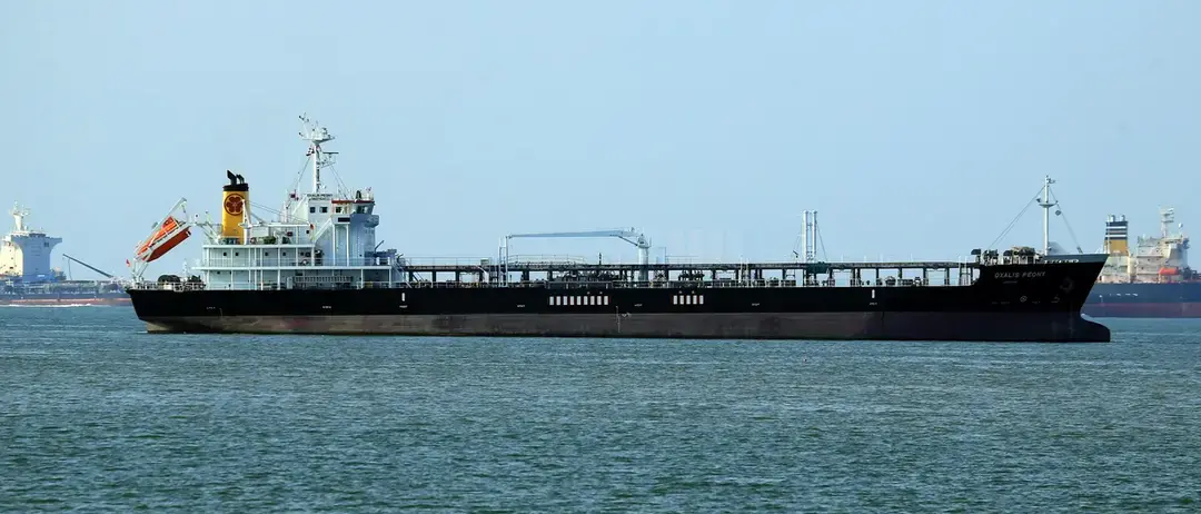 Petrolio oltre la soglia dei 100 dollari,\u00A0gli USA sospendono per un mese le sanzioni sul greggio russo\n