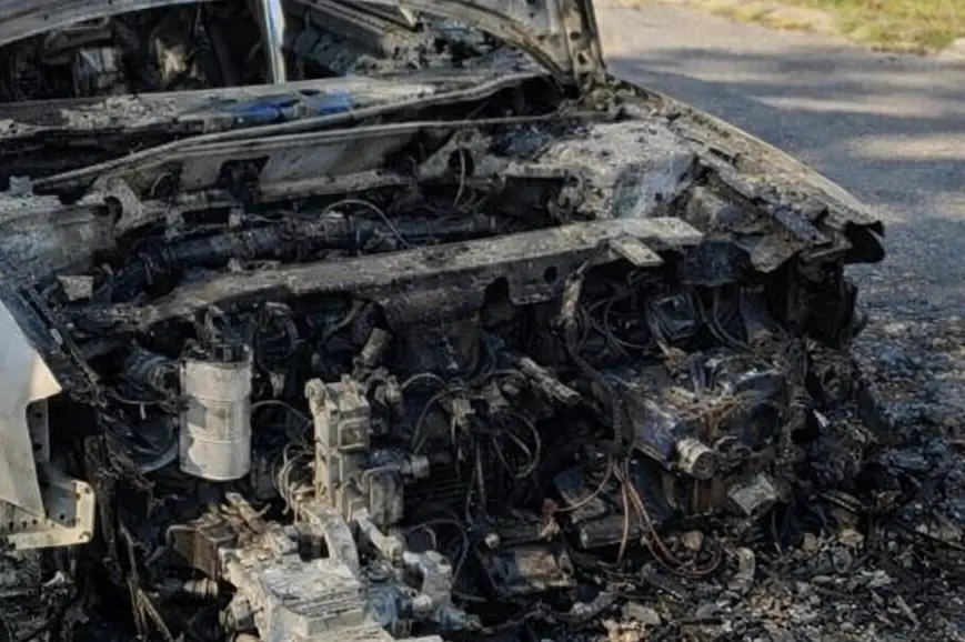 Pietrapaola, incendio distrugge due auto nella notte: non si esclude la matrice dolosa