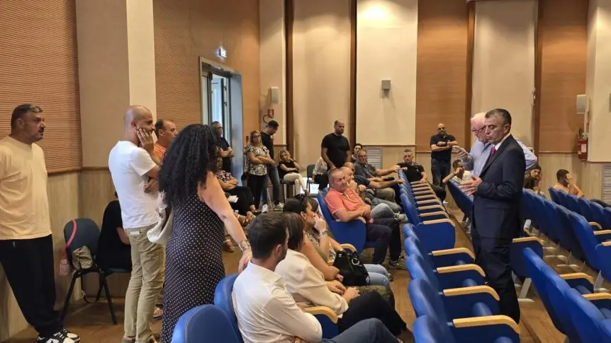 <p>Il presidente L'Andolina con i Tirocinanti d'inclusione sociale</p>\\n