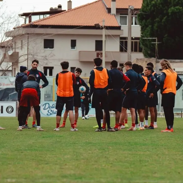 Serie D, la Vibonese si gioca l’all-in per la salvezza: il tour de force finale inizia da Ragusa