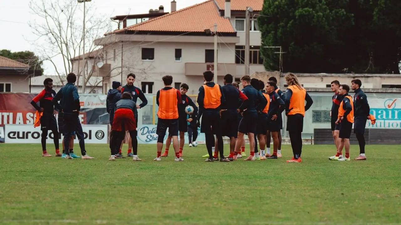 Serie D, la Vibonese si gioca l’all-in per la salvezza: il tour de force finale inizia da Ragusa
