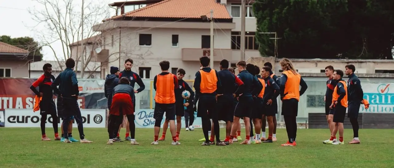 Serie D, la Vibonese si gioca l’all-in per la salvezza: il tour de force finale inizia da Ragusa