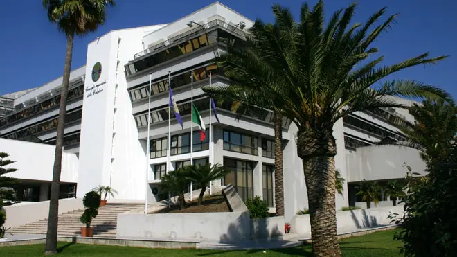 <p>Palazzo Campanella, sede del Consiglio comunale </p>\\n