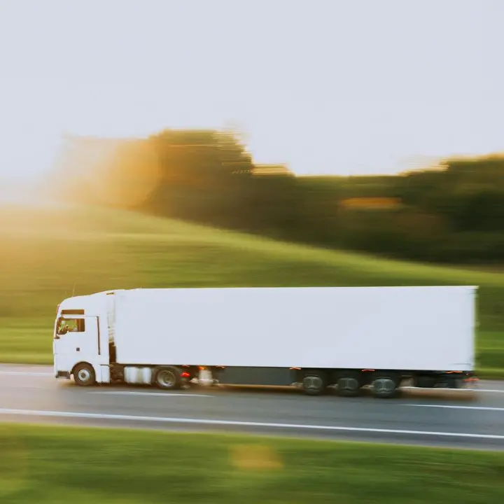 Il caro carburanti mette in crisi l’autotrasporto, Fedralog Calabria: «Attività ridotte del 40%, si rischia il blocco totale»\n