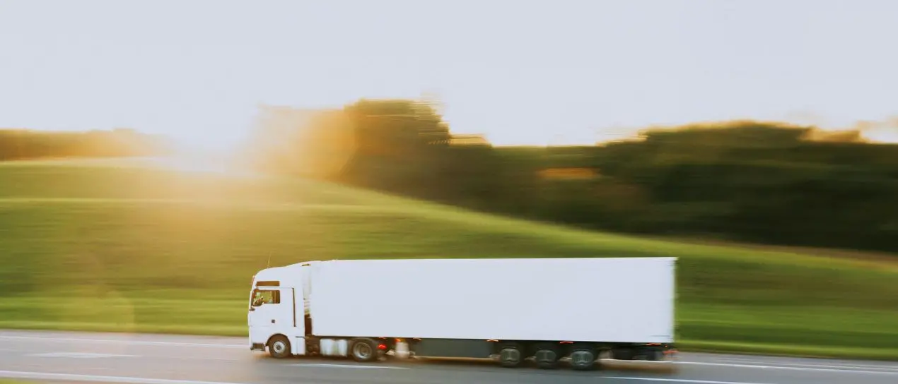 Il caro carburanti mette in crisi l’autotrasporto, Fedralog Calabria: «Attività ridotte del 40%, si rischia il blocco totale»\n