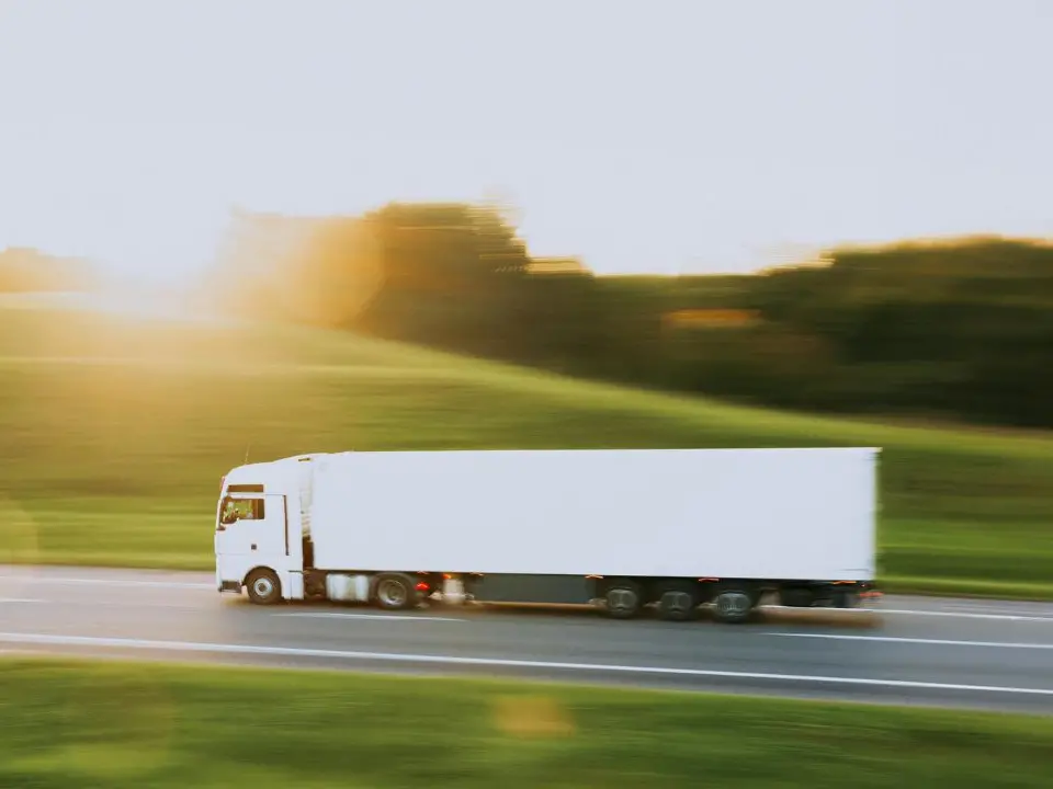 Il caro carburanti mette in crisi l’autotrasporto, Fedralog Calabria: «Attività ridotte del 40%, si rischia il blocco totale»