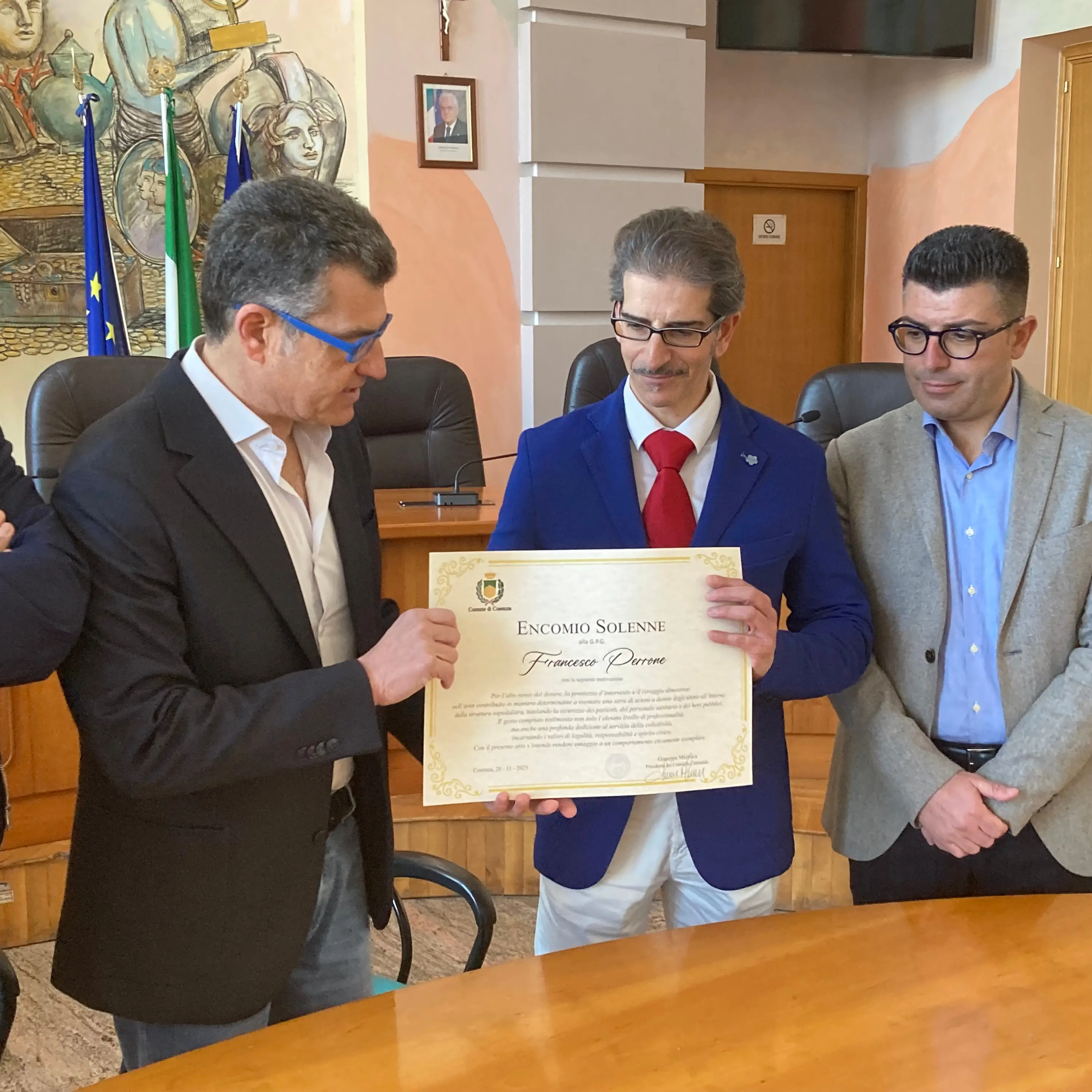 Encomio a una guardia giurata del Pronto soccorso: Perrone premiato a Palazzo dei Bruzi\n