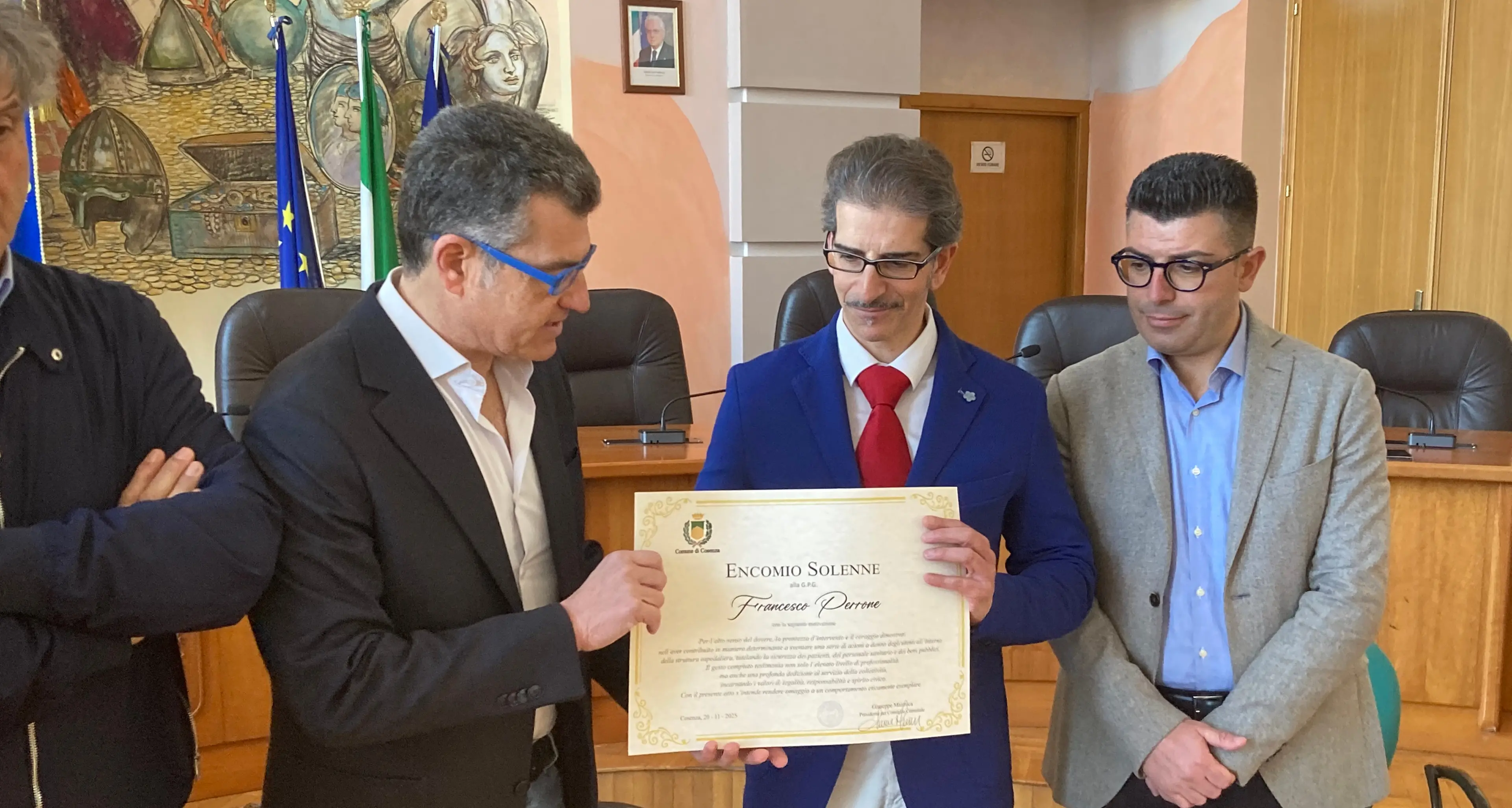 Encomio a una guardia giurata del Pronto soccorso: Perrone premiato a Palazzo dei Bruzi\n