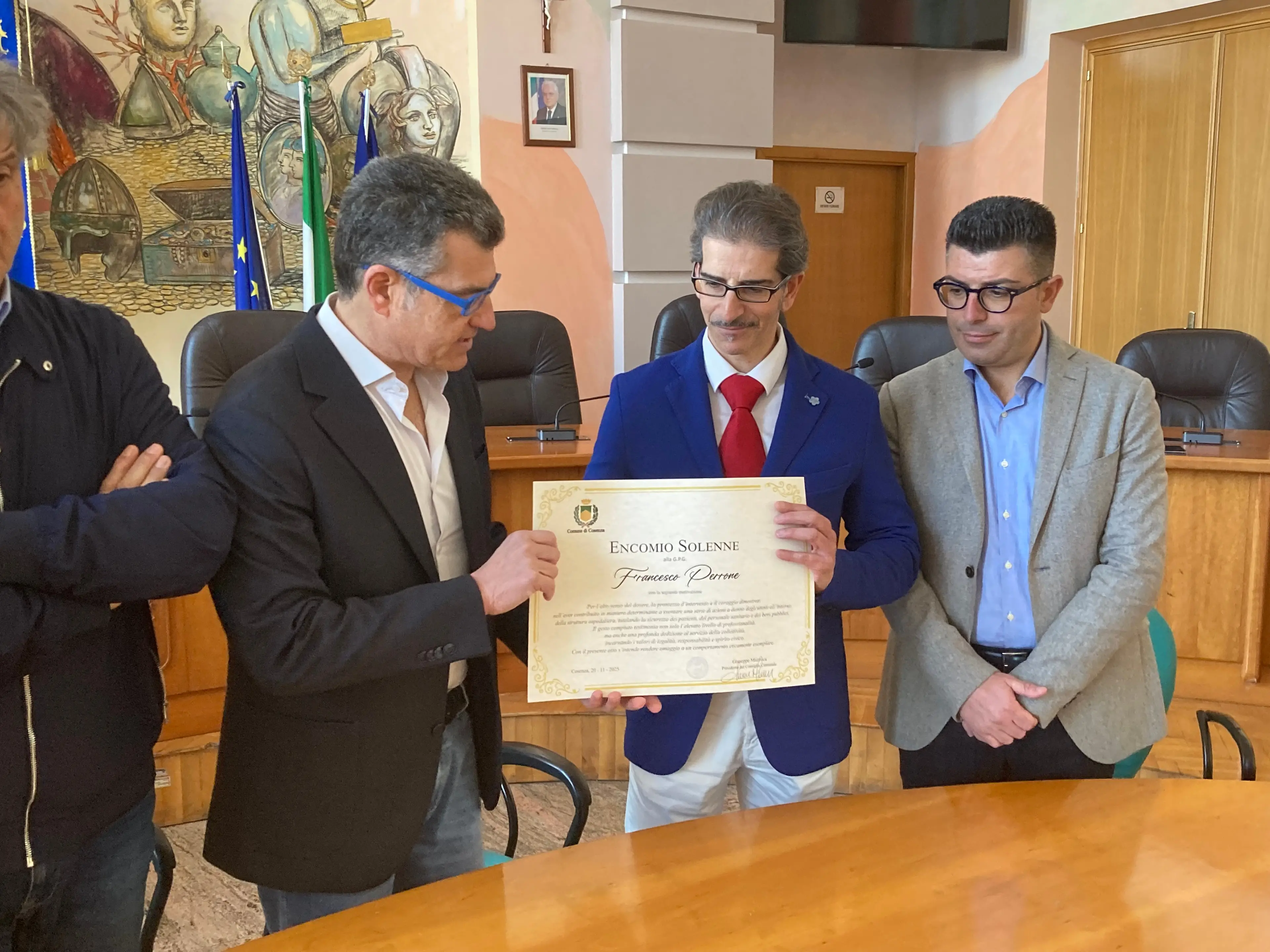 Encomio a una guardia giurata del Pronto soccorso: Perrone premiato a Palazzo dei Bruzi\n