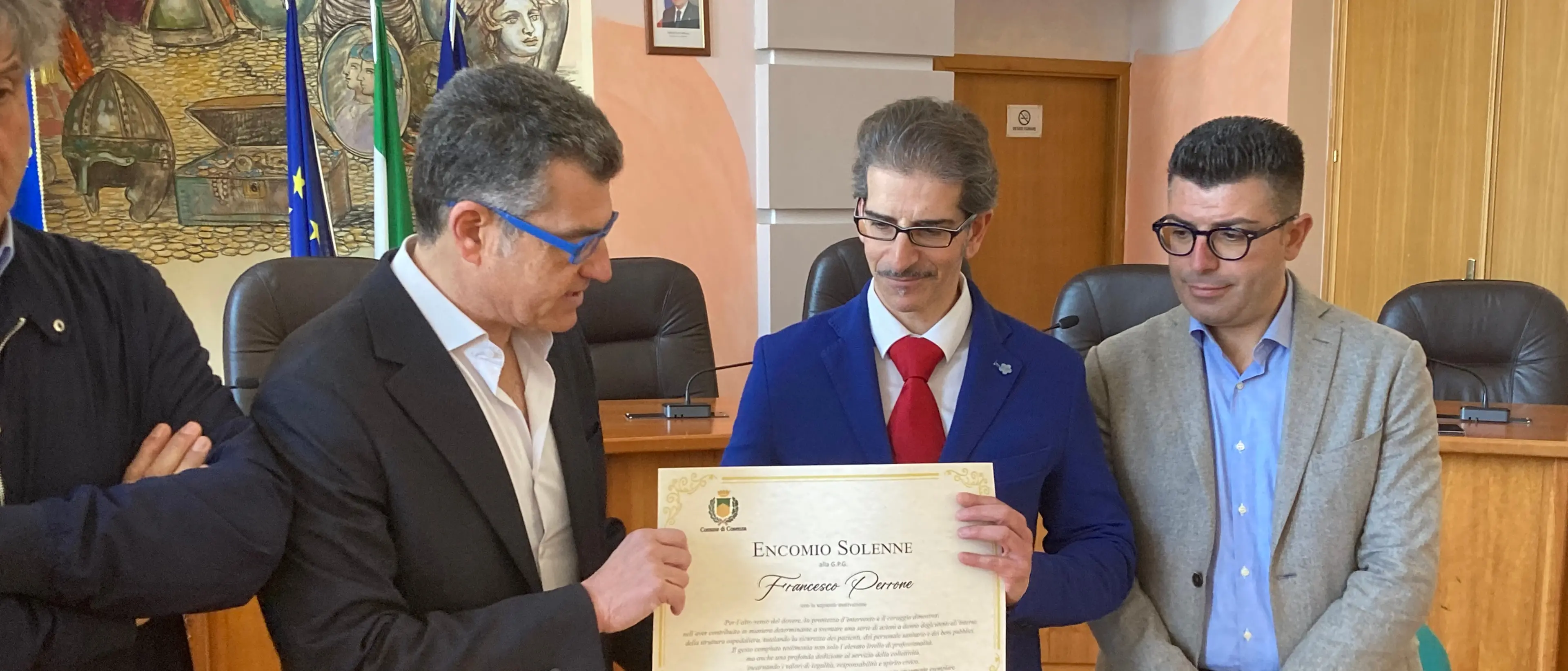 Encomio a una guardia giurata del Pronto soccorso: Perrone premiato a Palazzo dei Bruzi\n