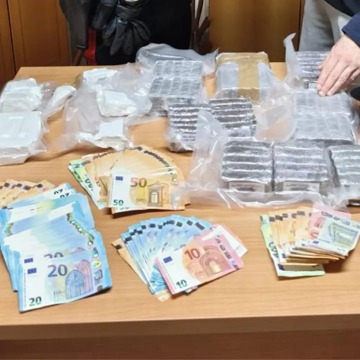 Castrovillari, scende dall’autobus con una valigia: arrestato 30enne con cocaina e hashish\n